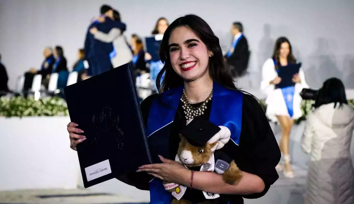 Alumna de campus Monterrey mostrando su título