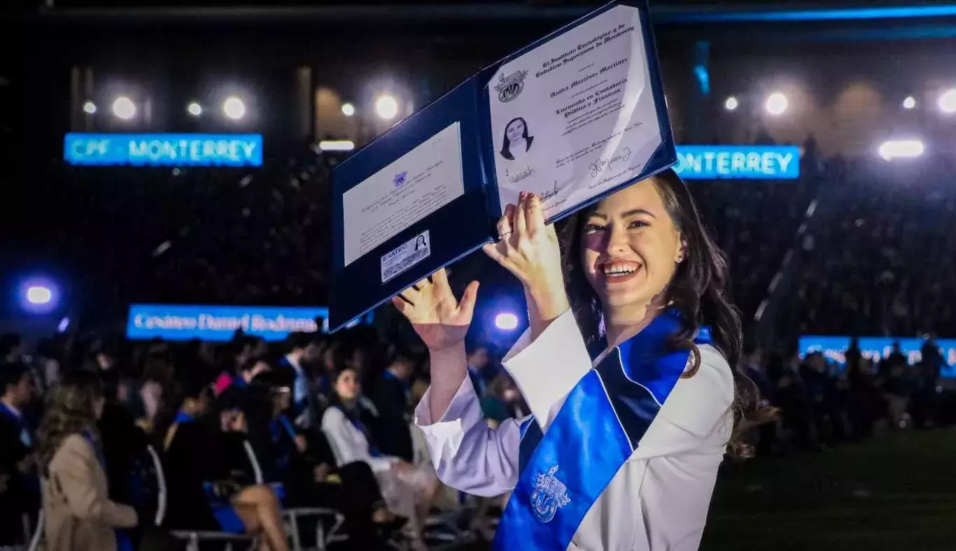Alumna de campus Monterrey levantando su título profesional