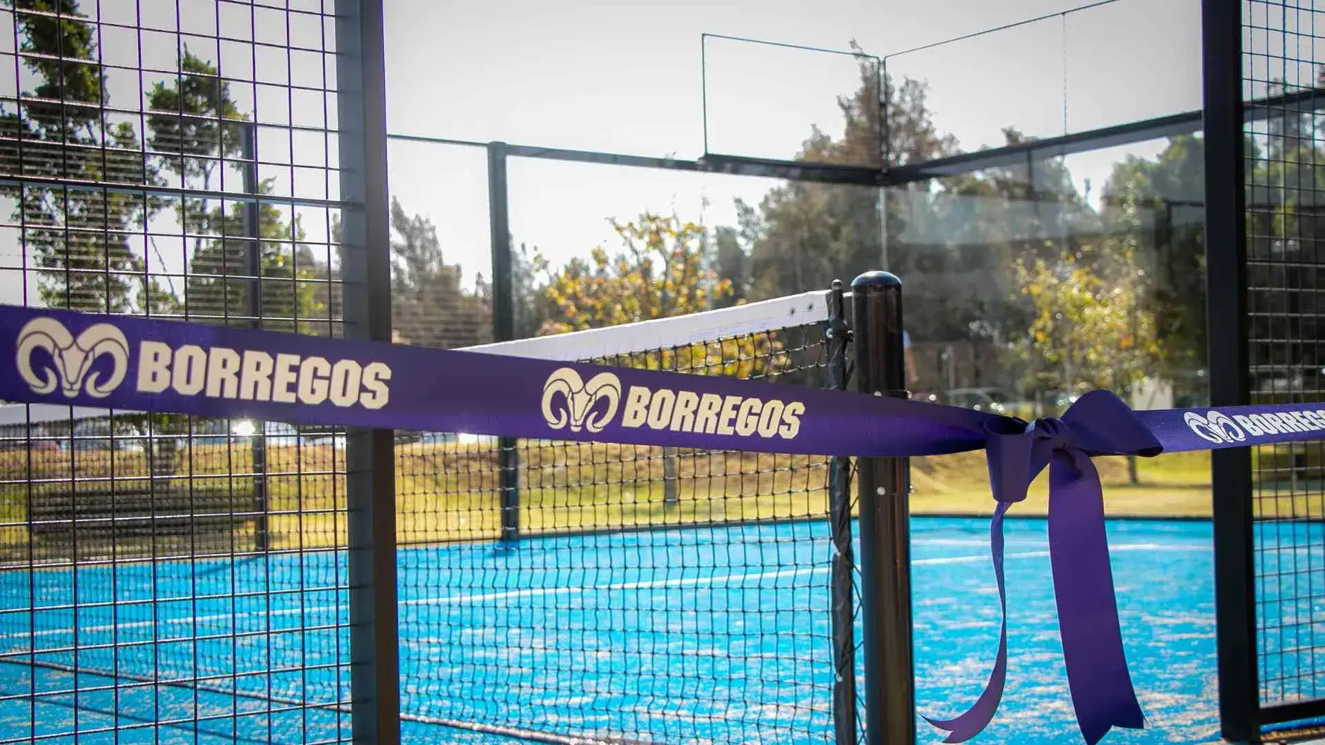 Todo listo para el corte de listón en la inauguración de la primera cancha de pádel.