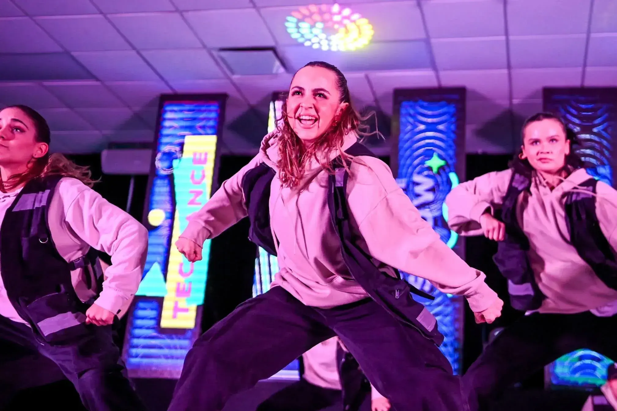 Estudiantes bailando sobre el escenario