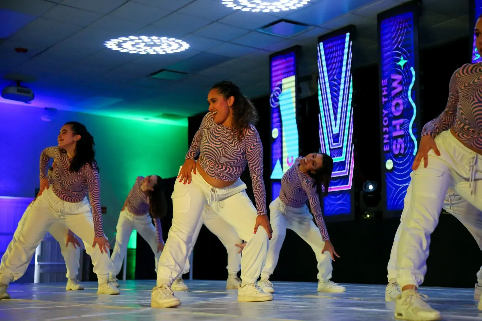 Estudiantes bailando sobre el escenario