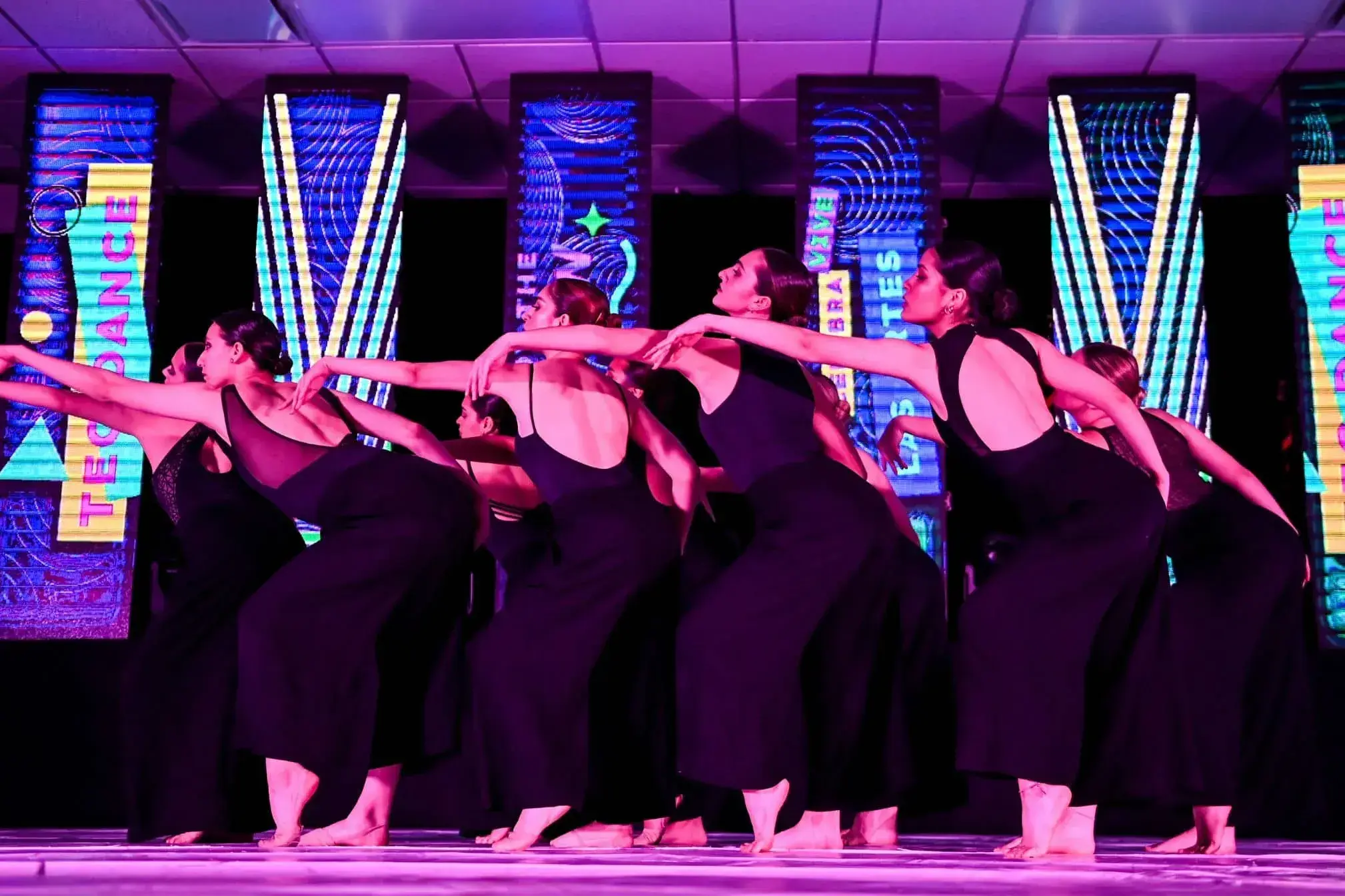 Estudiantes bailando sobre el escenario
