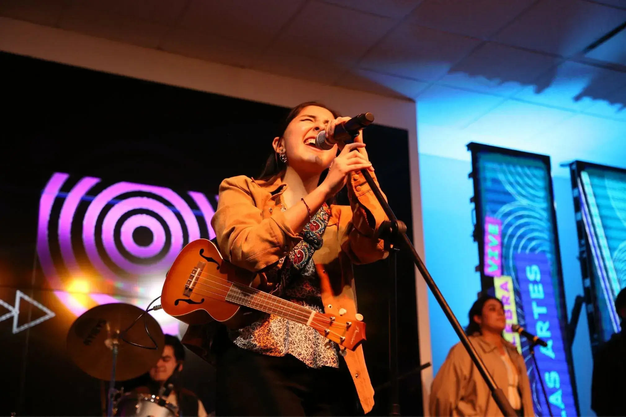 Laura Miranda cantando en VibrArt local