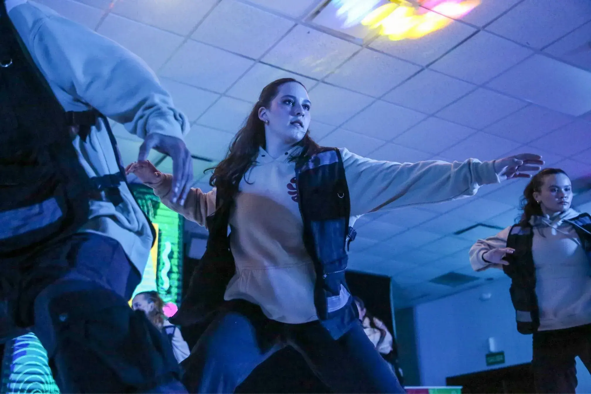 Estudiantes bailando sobre el escenario
