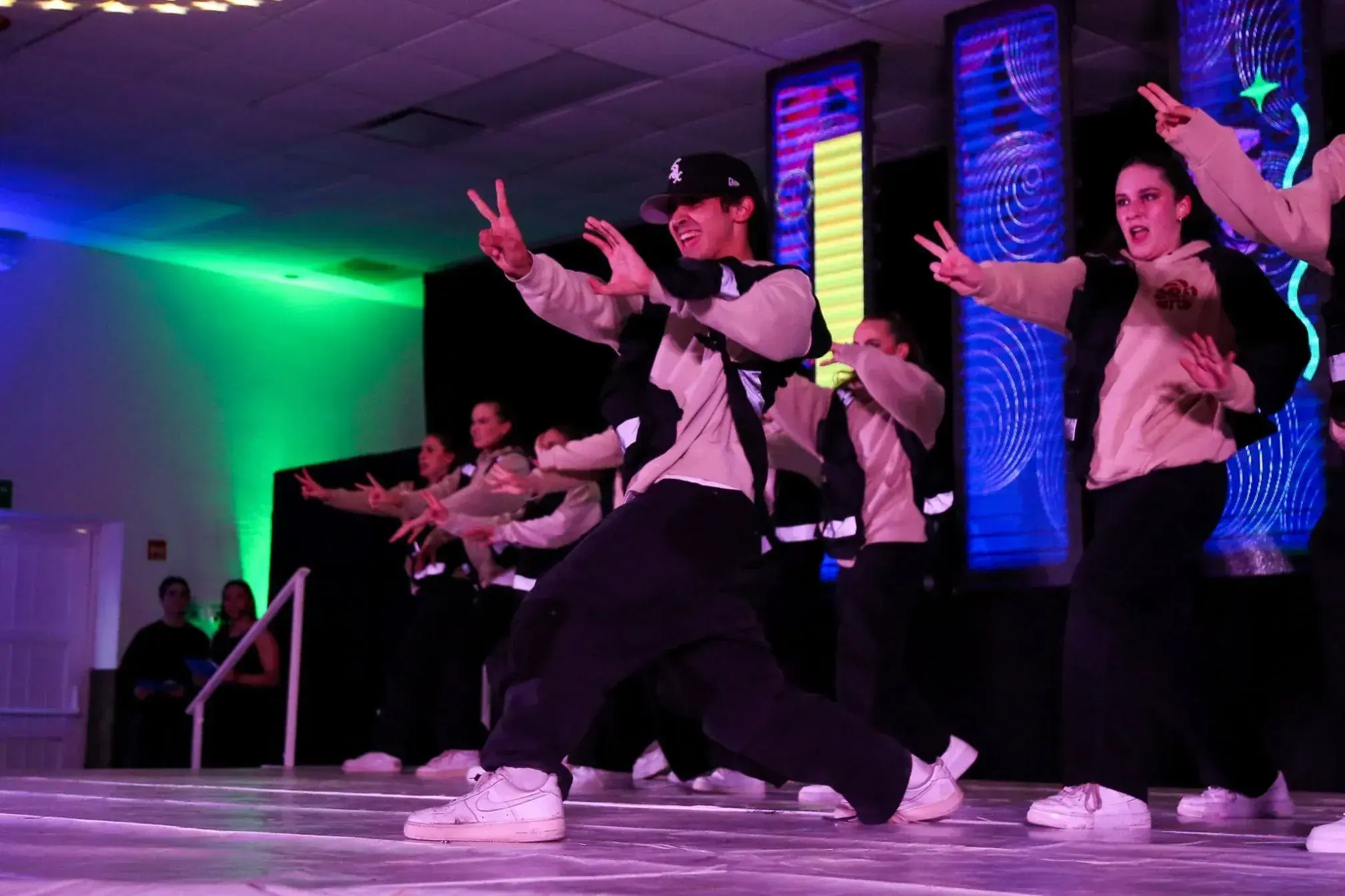 Estudiantes bailando sobre el escenario