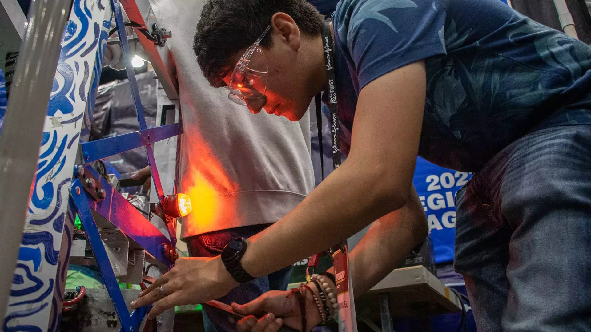 Alumno de PrepaTec trabaja en su robot durante el mundial de FIRST en Houston. 