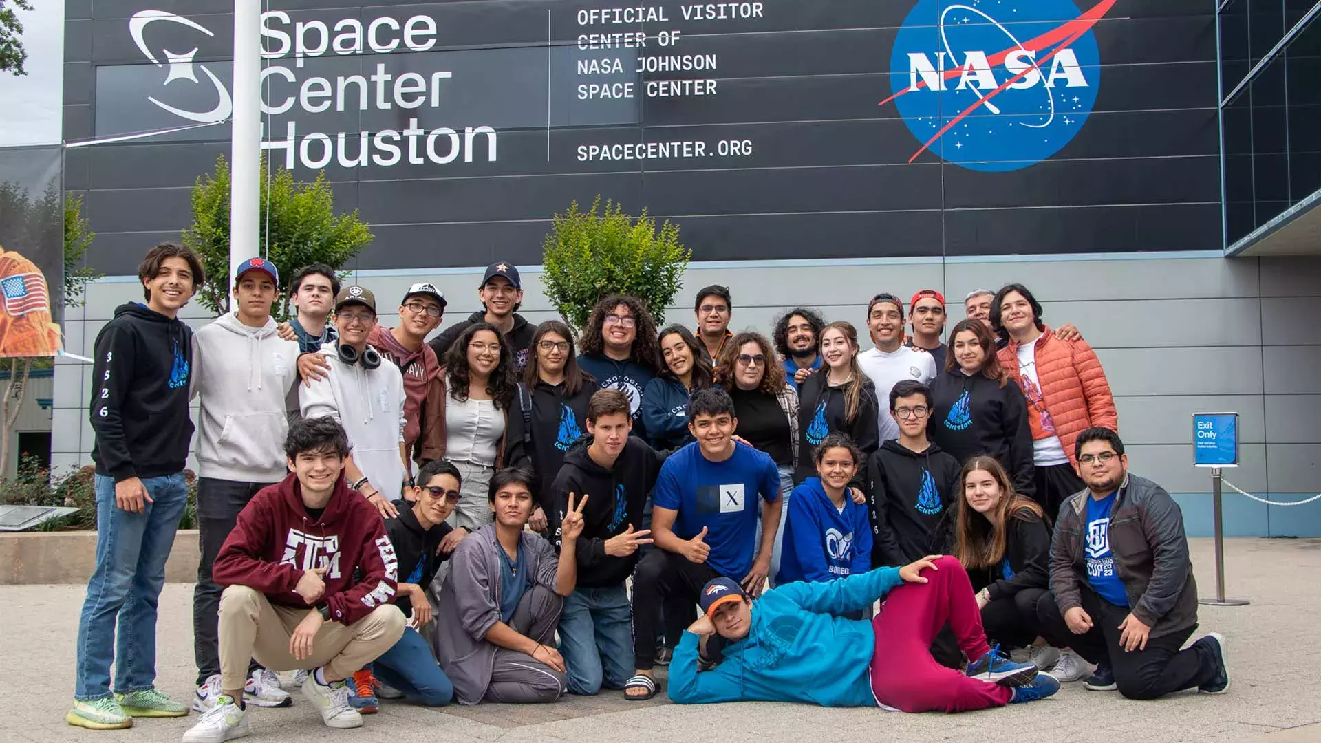 Estudiantes de PrepaTec participan en mundial de FIRST visitan la NASA.