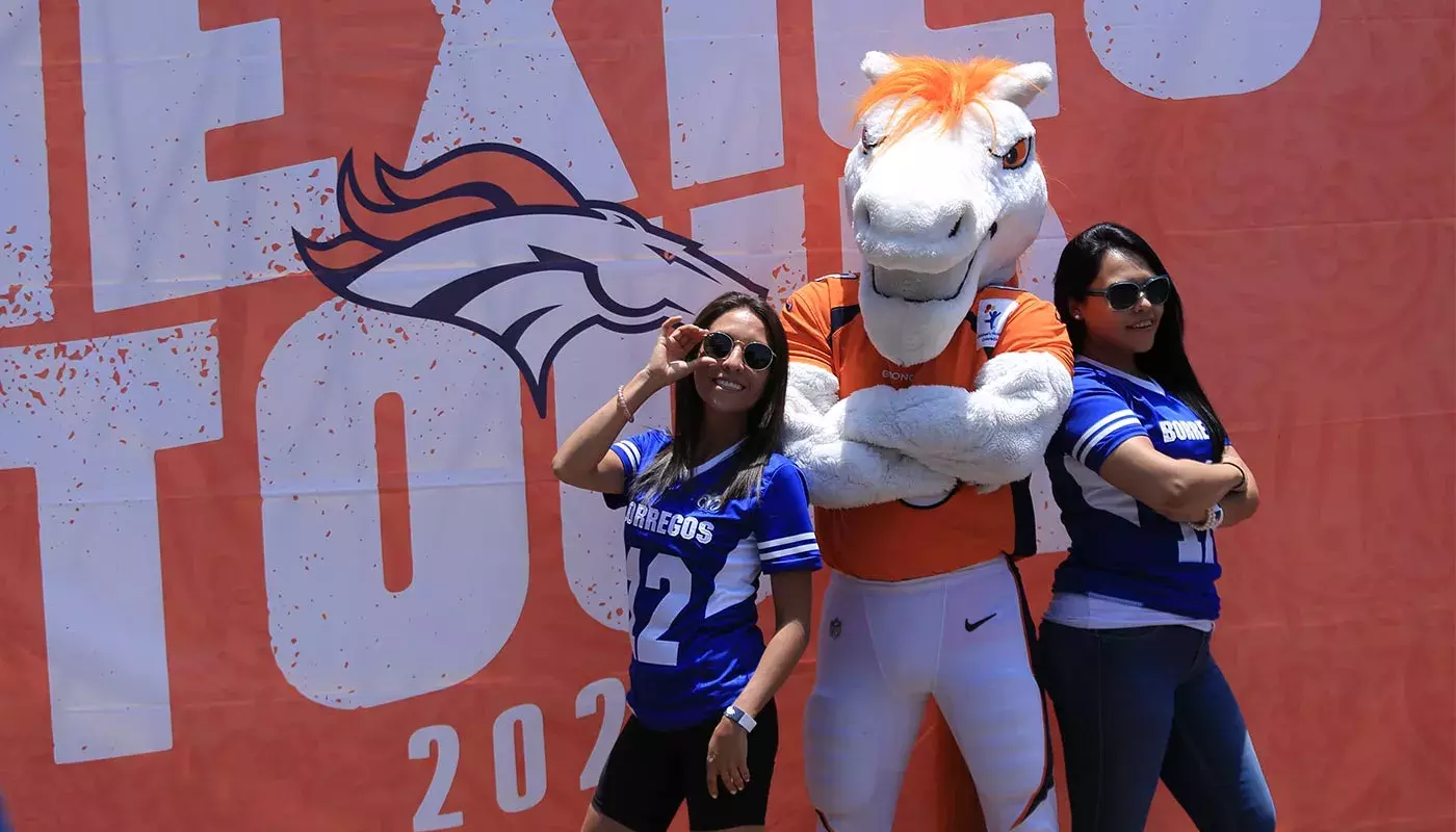 Denver Broncos visitan Tec campus Santa Fe