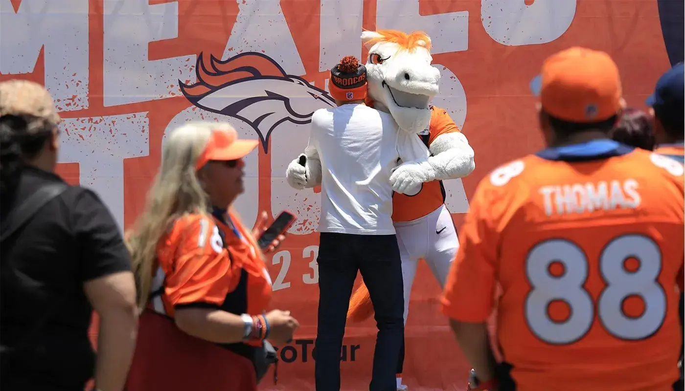 Denver Broncos visitan Tec campus Santa Fe