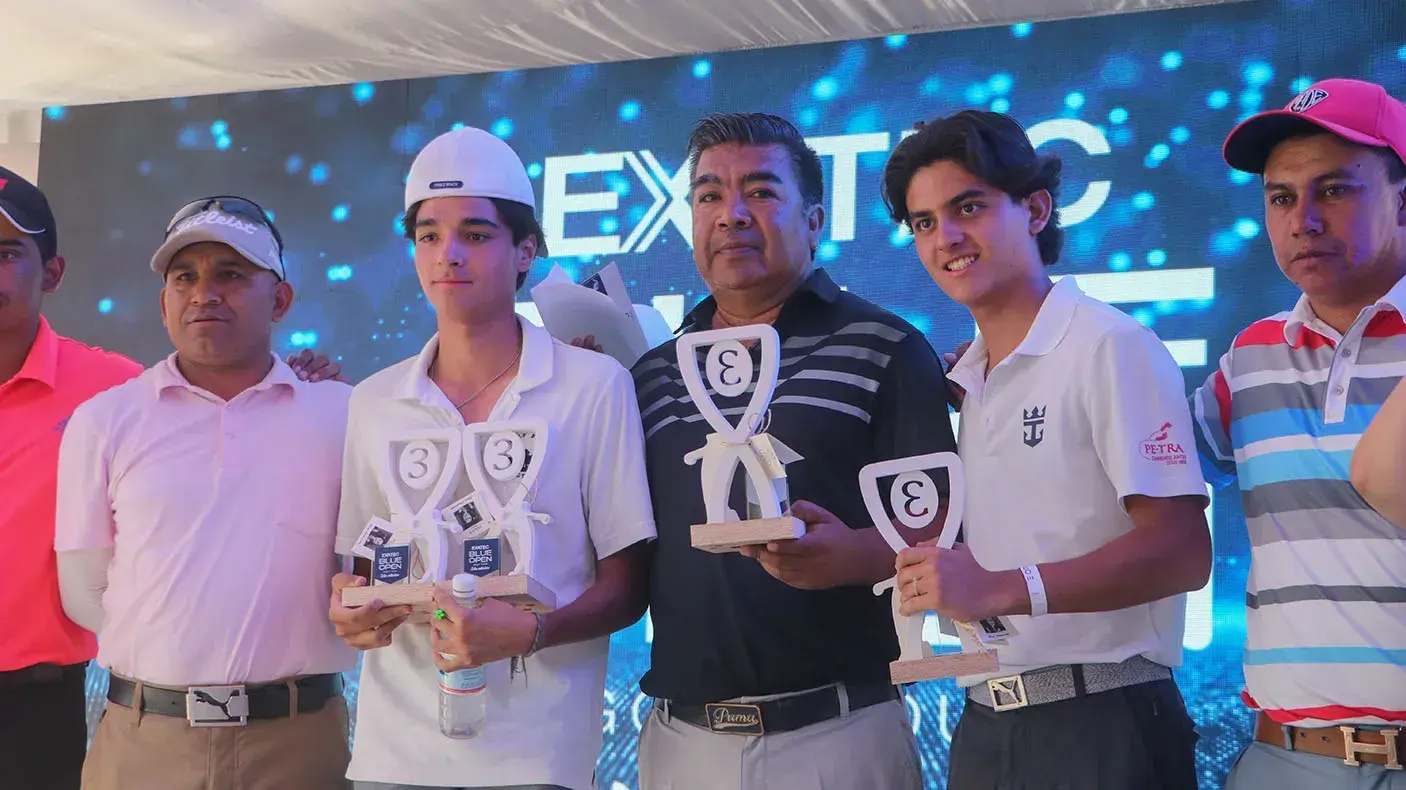 Golfistas recibiendo su premio 