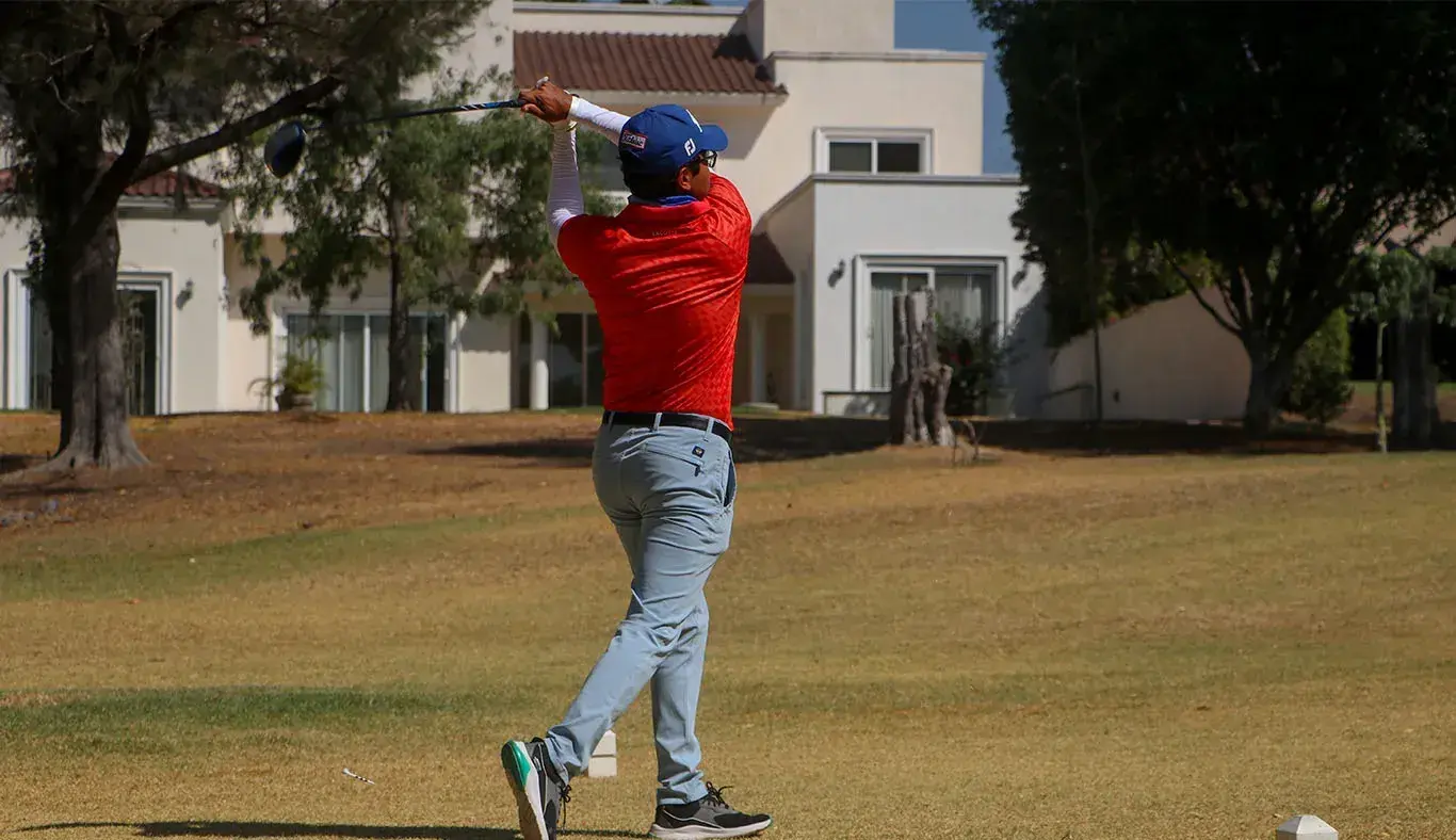 Golfista haciendo su tiro 