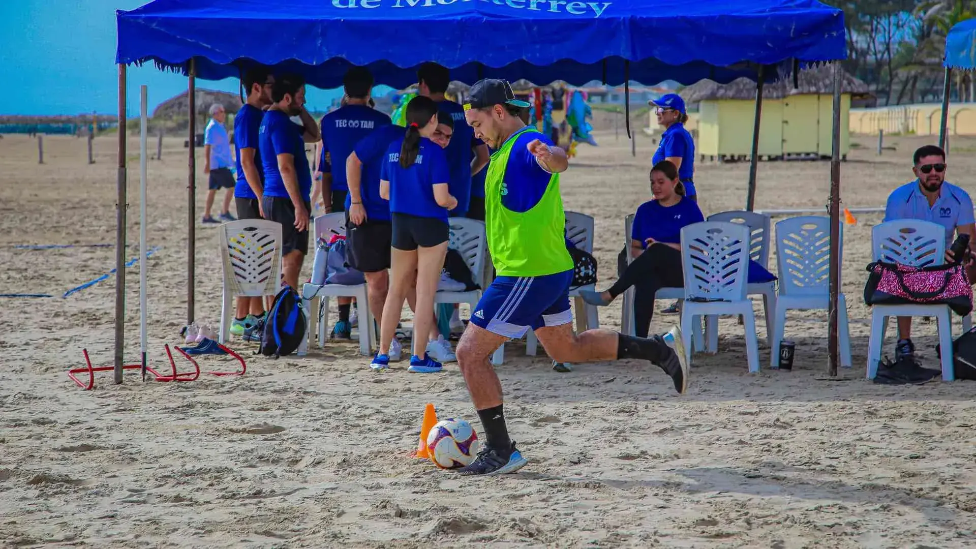 Alumnos jugando fútbol en la playa