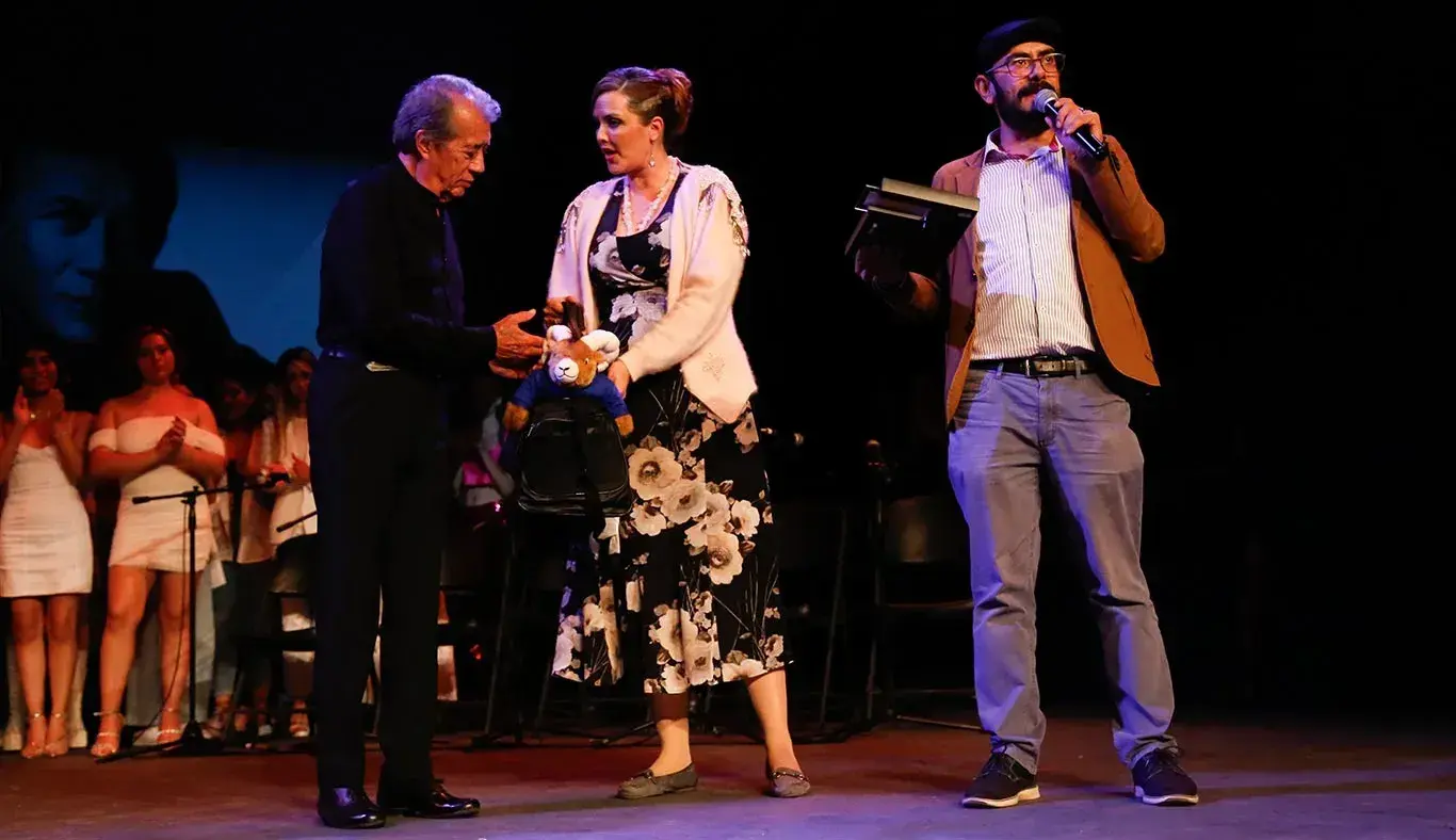 Entrega del reconocimiento a Napoleón