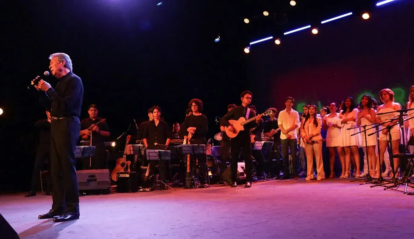 Napoleón cantando con el ensamble