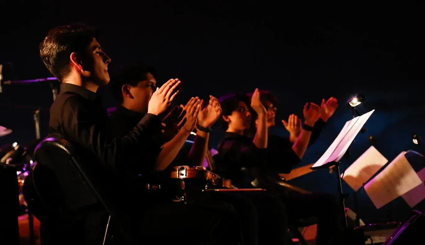 Músicos durante el ensamble