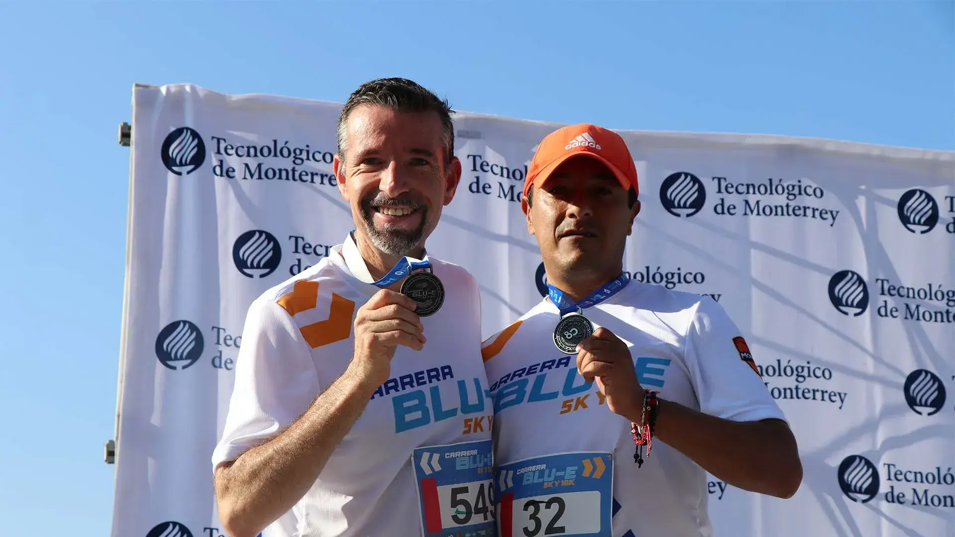 Enseñando la medalla