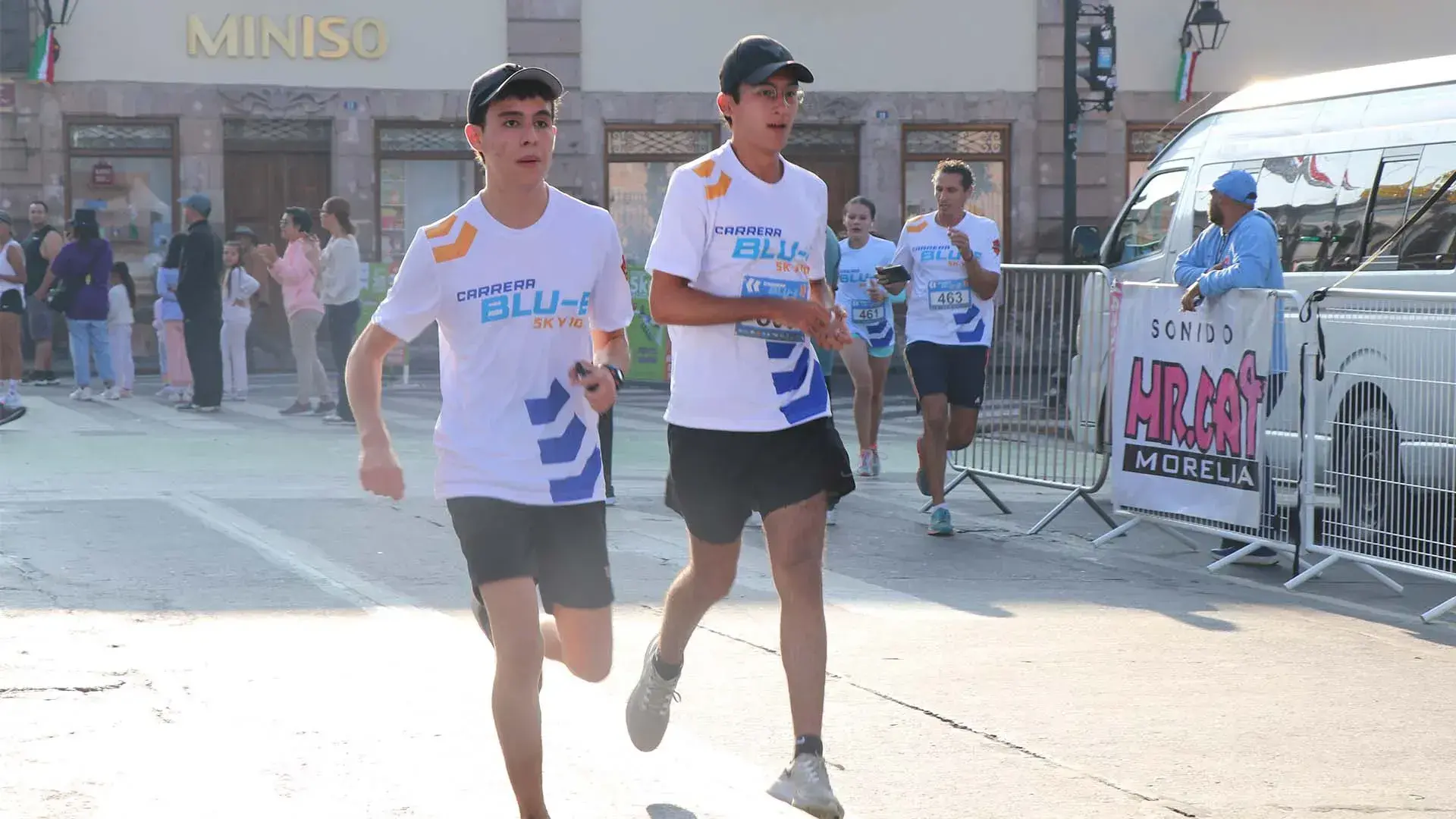 Amigos corriendo