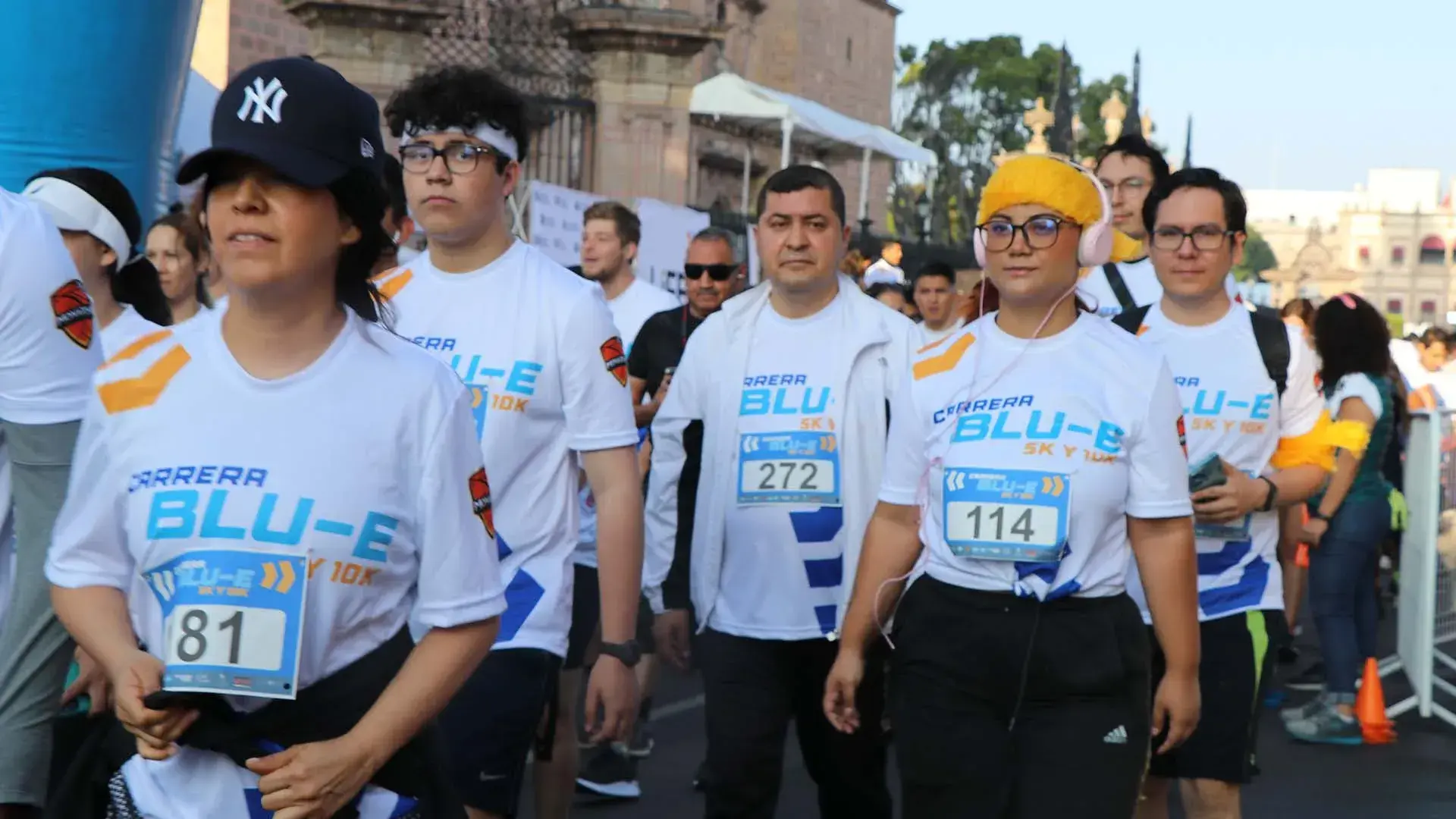 Corredores preparandose para iniciar
