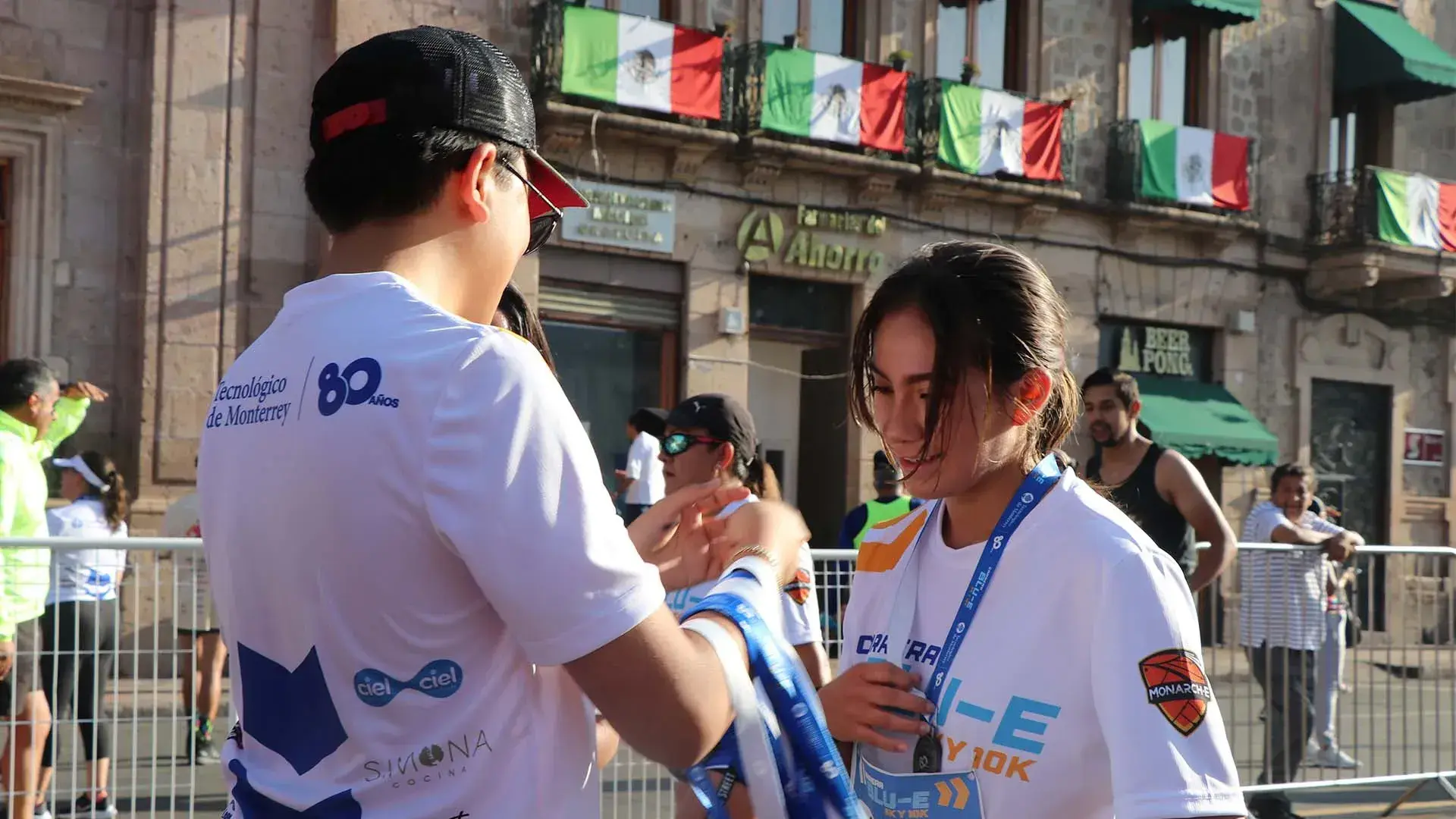 Dando la medalla