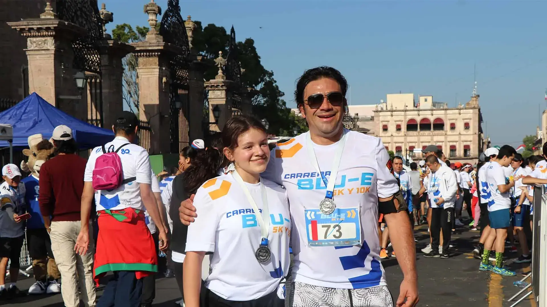 Padre e hija con medalla