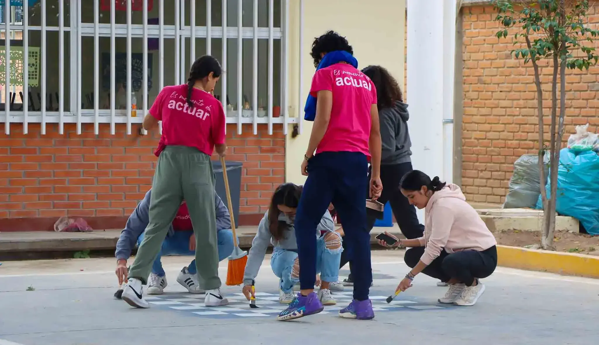Los alumnos de PrepaTec ayudaron a limpiar las instalaciones del colegio en Voluntariado Tec