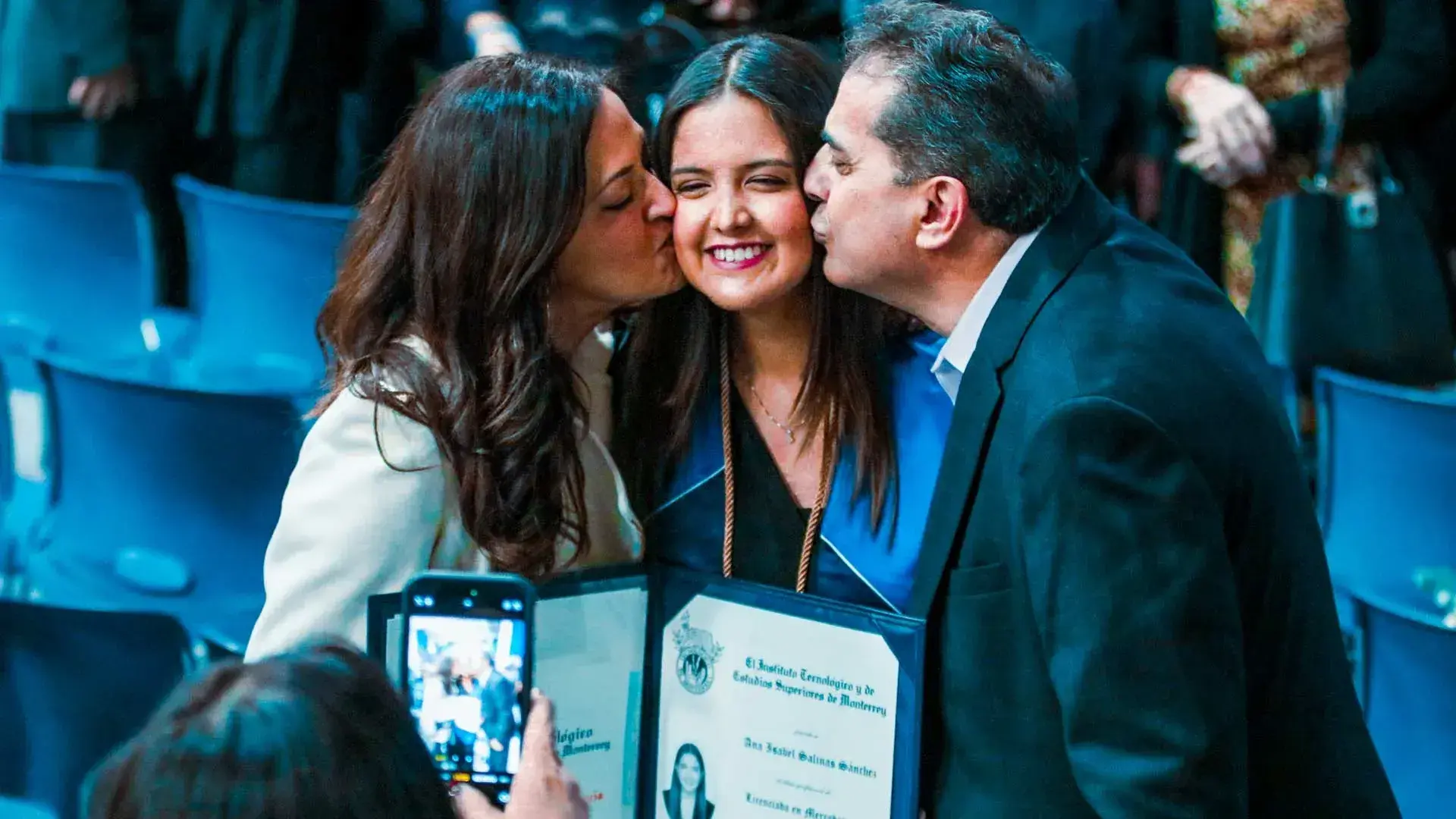 Egresada con su familia.