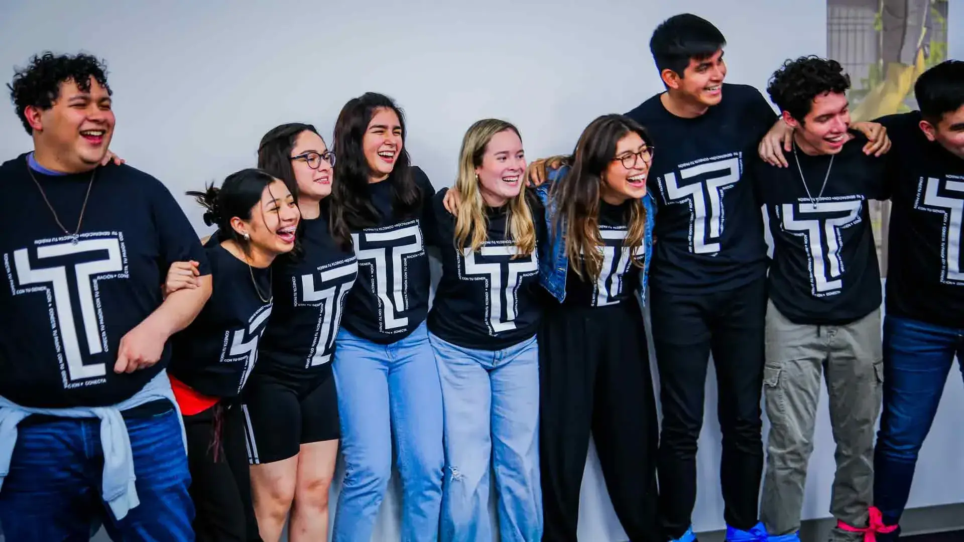 Estudiantes haciendo una actividad de integración en equipos.