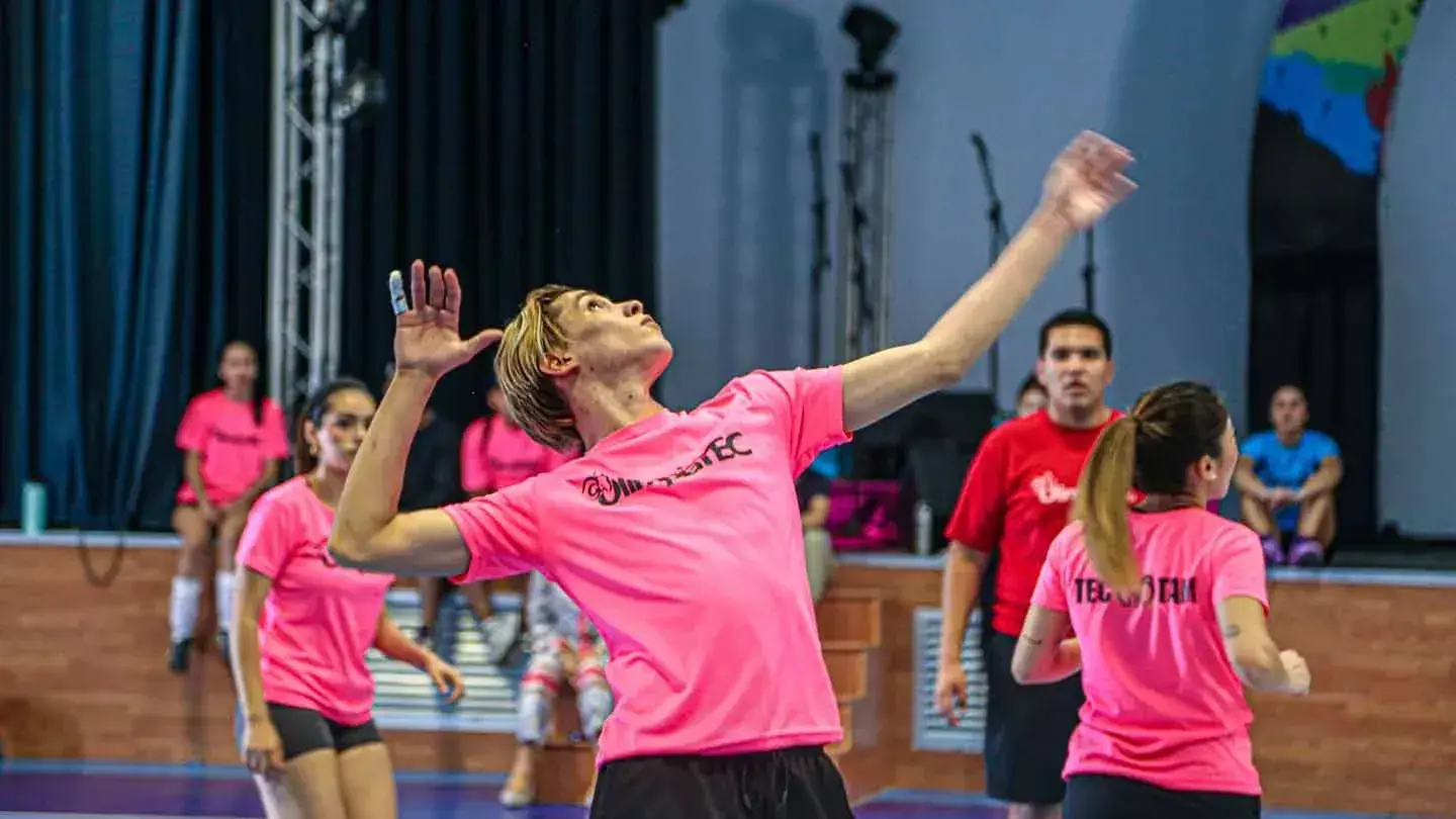 Estudiantes Tec Tampico jugando voleibol