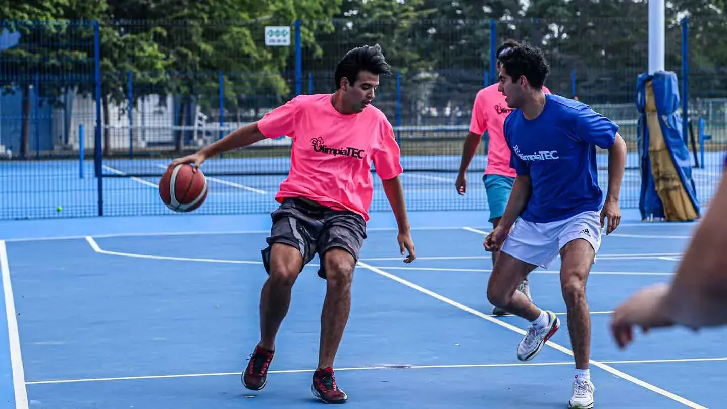 Estudiantes Tec Tampico jugando básquetbol