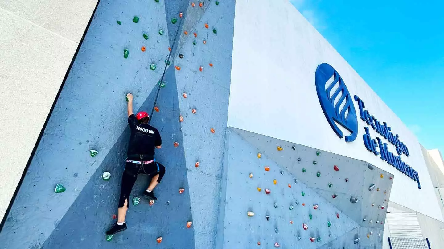 Colaboradora Tec Tampico participando en muro de escalada