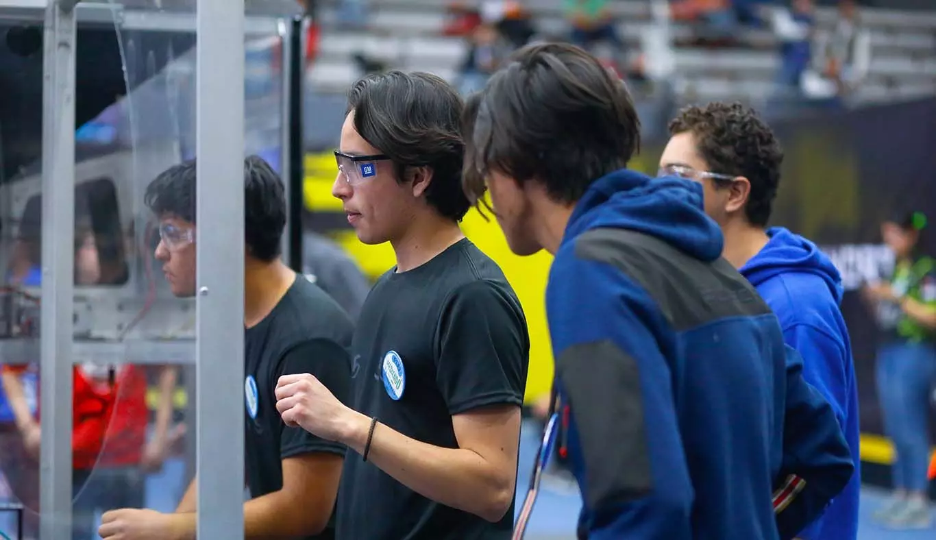 Miembros del equipo operando el robot