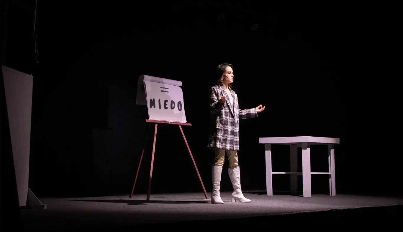 Embajadora y miembro del representativo de teatro en su monólogo acerca del miedo