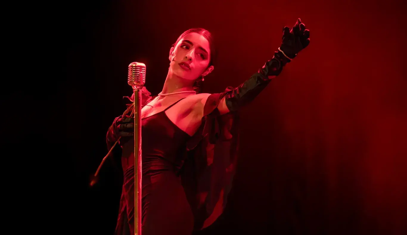 Valeria, estudiante del Tec en su monologo como cantante