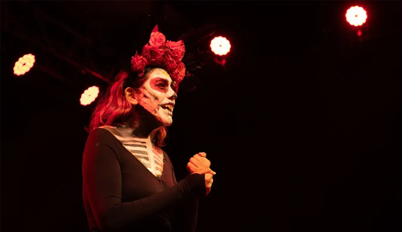 Estudiante caracterizada como catrina en su monólogo acerca de la muerte