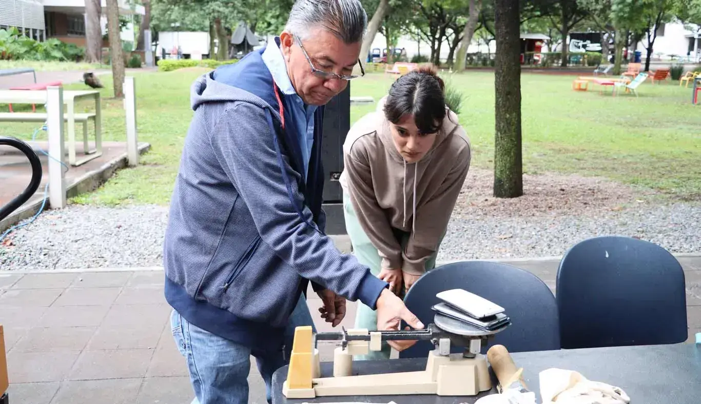 Colaboradores pesan celulares para registrar en campaña de reciclaje.