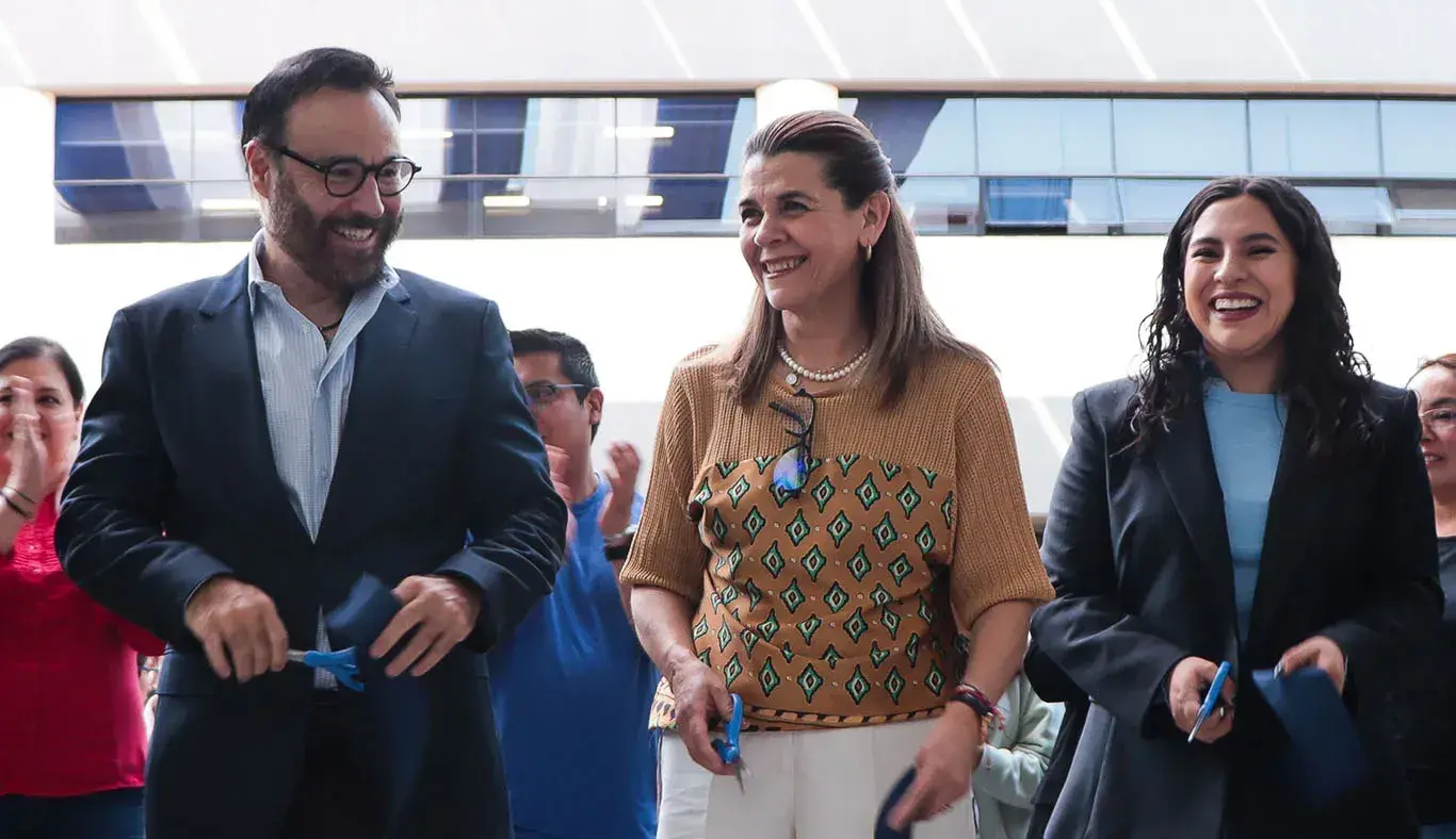 Autoridades al momento del corte de listón 