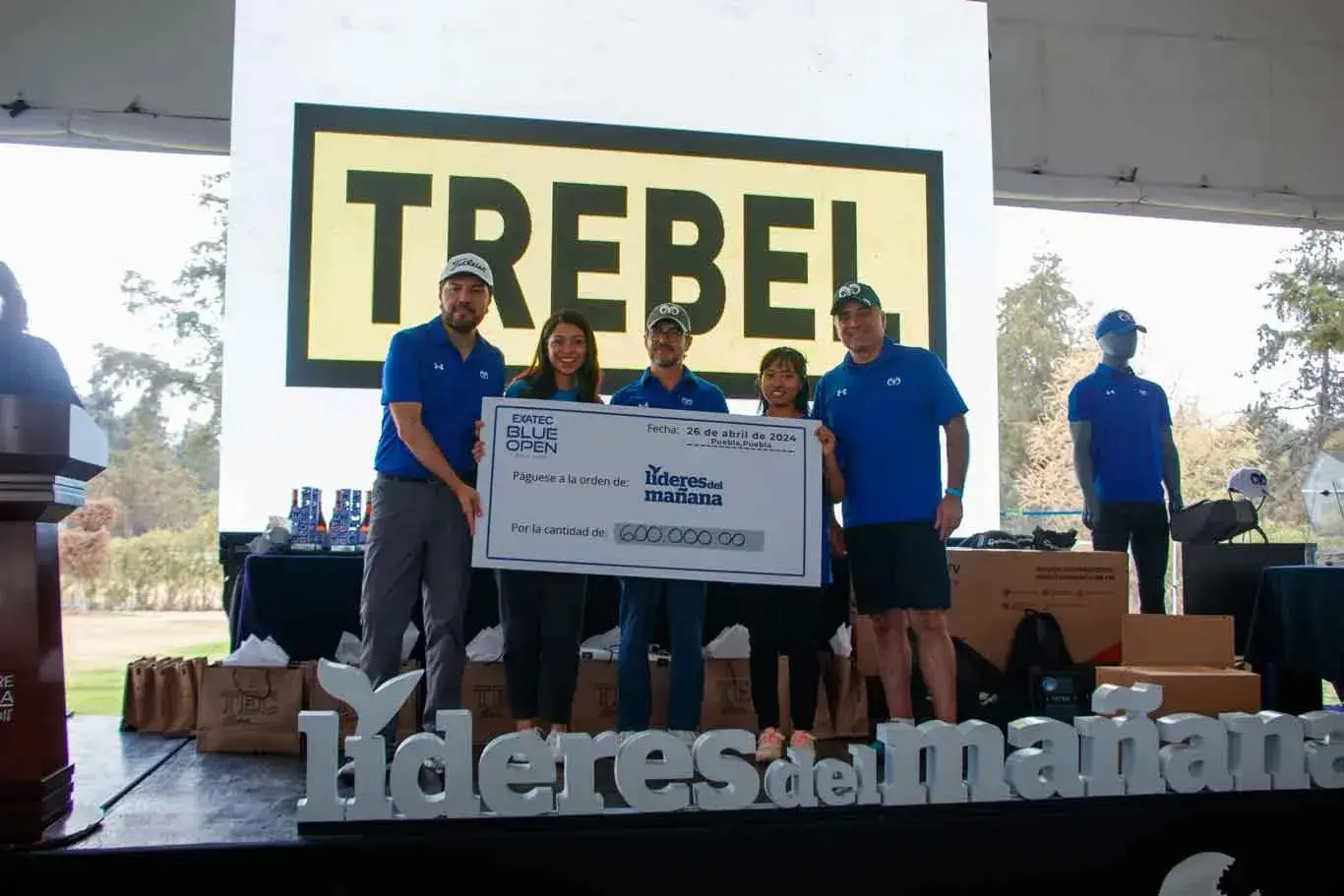 Entrega del cheque con la suma total recaudada del Torneo