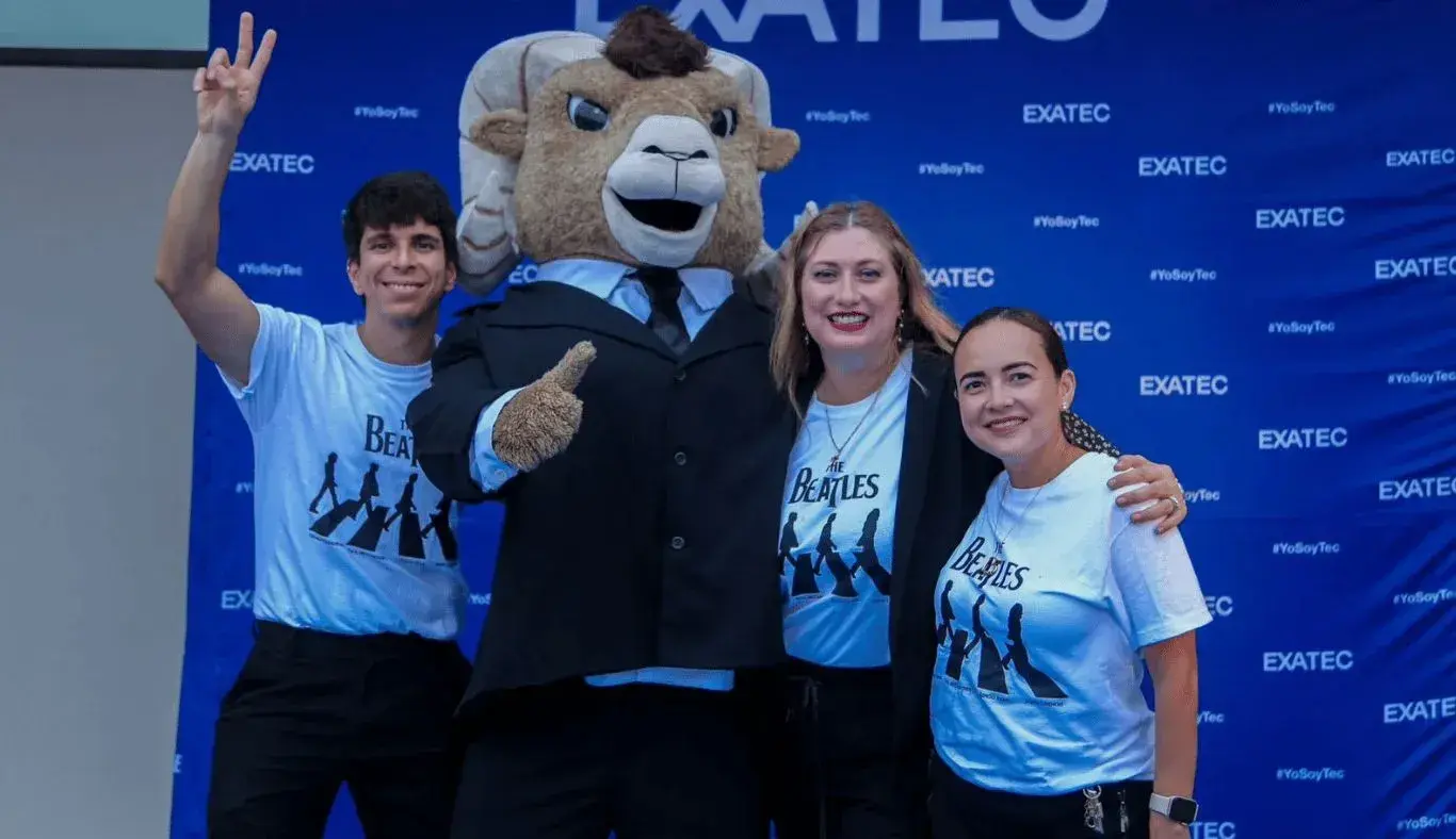 Tres directivos del Tec de Monterrey posando con Teus.
