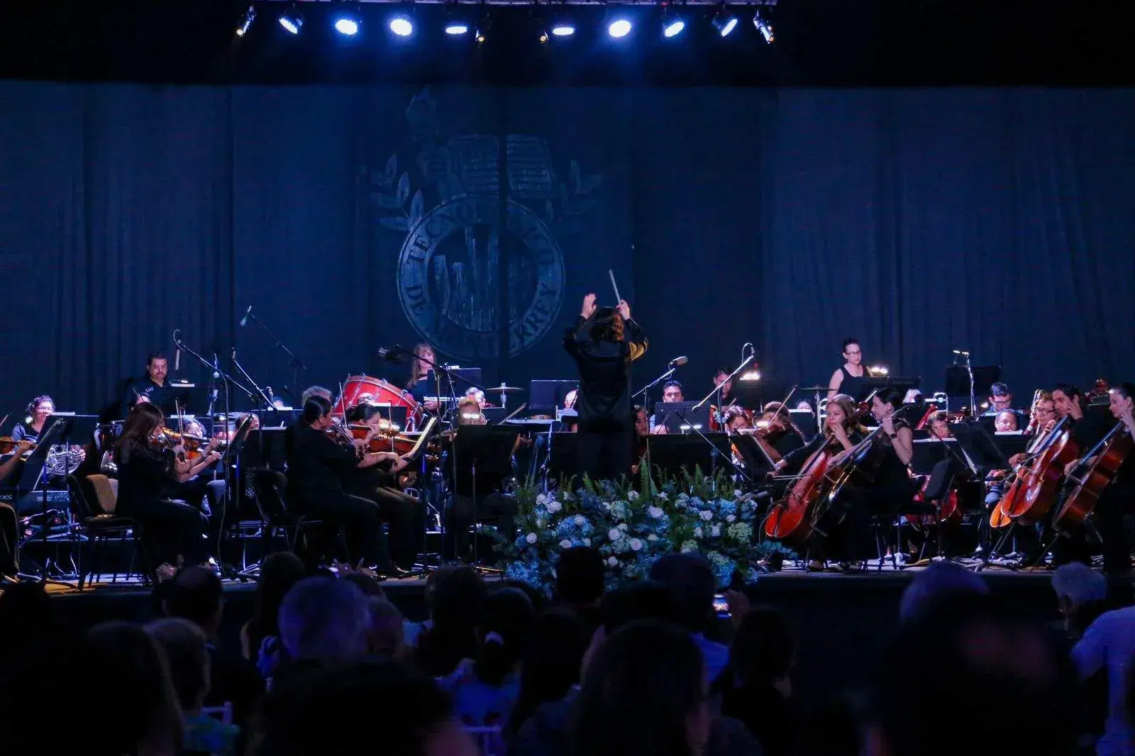 Orquesta Sinfónica de la UAT dando concierto.