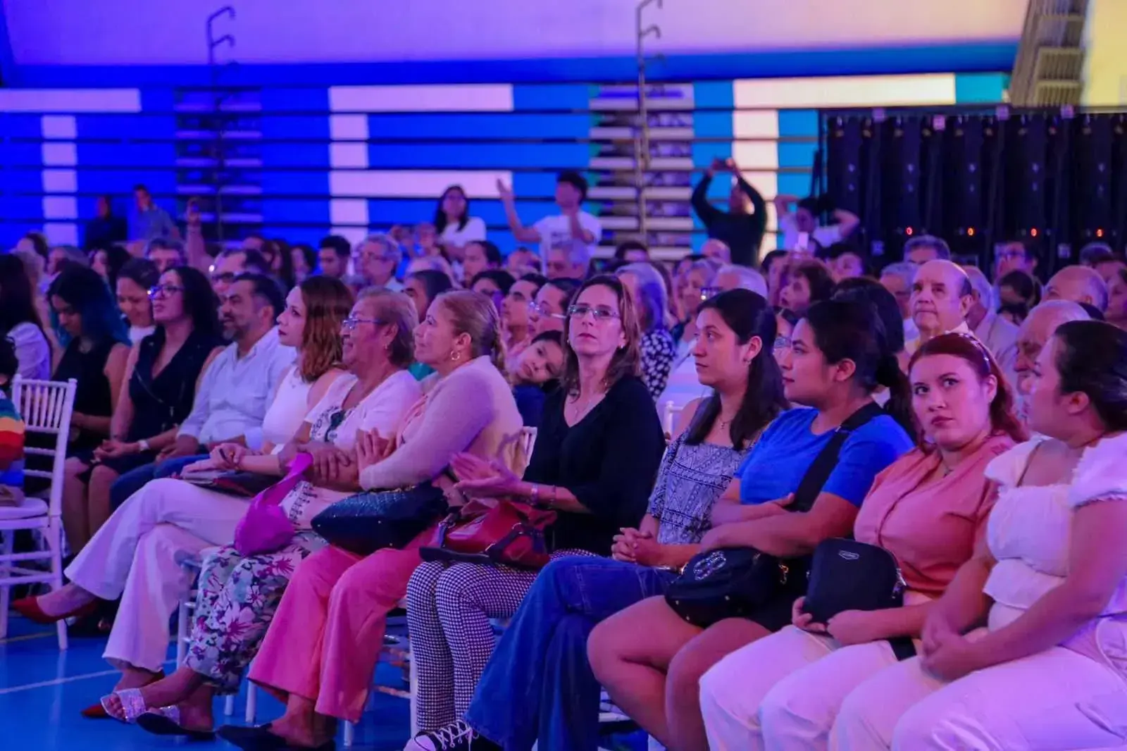 Grupo de asistentes sentados.