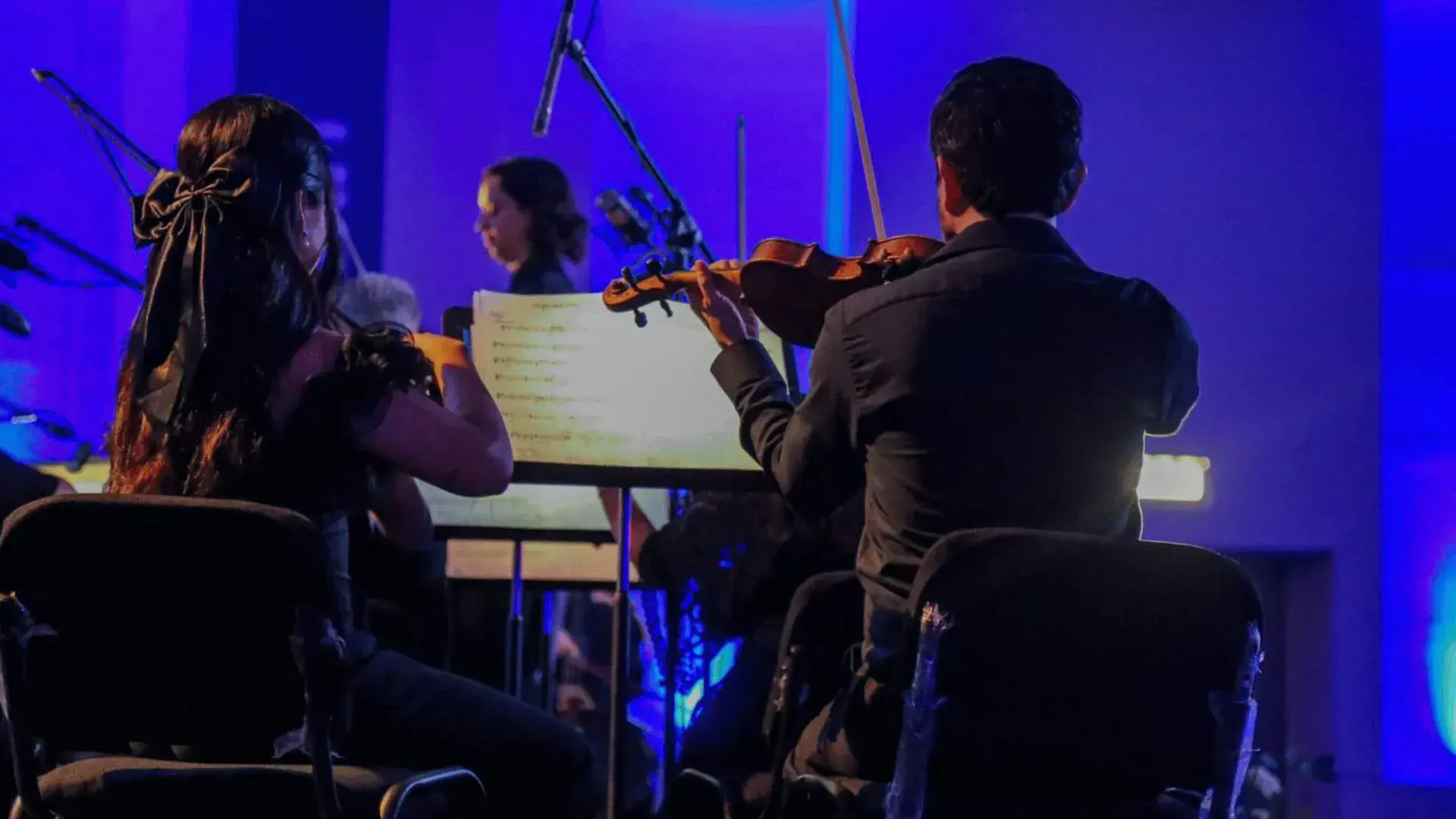Dos personas tocando instrumentos.