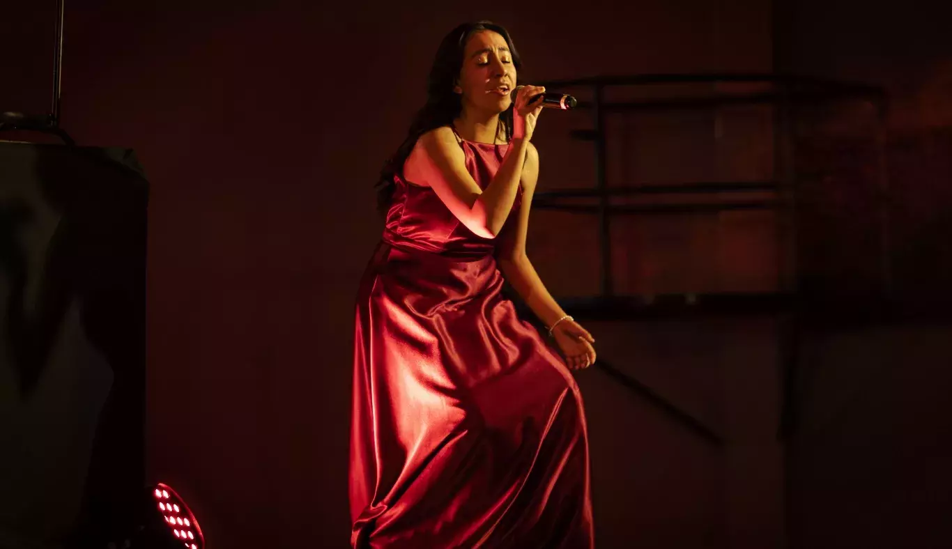 Alanis interpretación apasionada Arte y Cultura