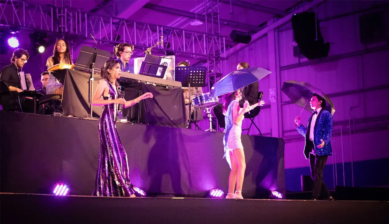 Escena sombrillas cantantes Arte y Cultura