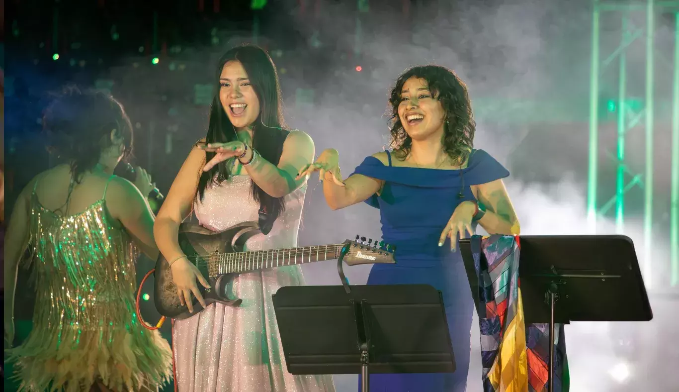 Bajo y guitarra chicas Arte y Cultura