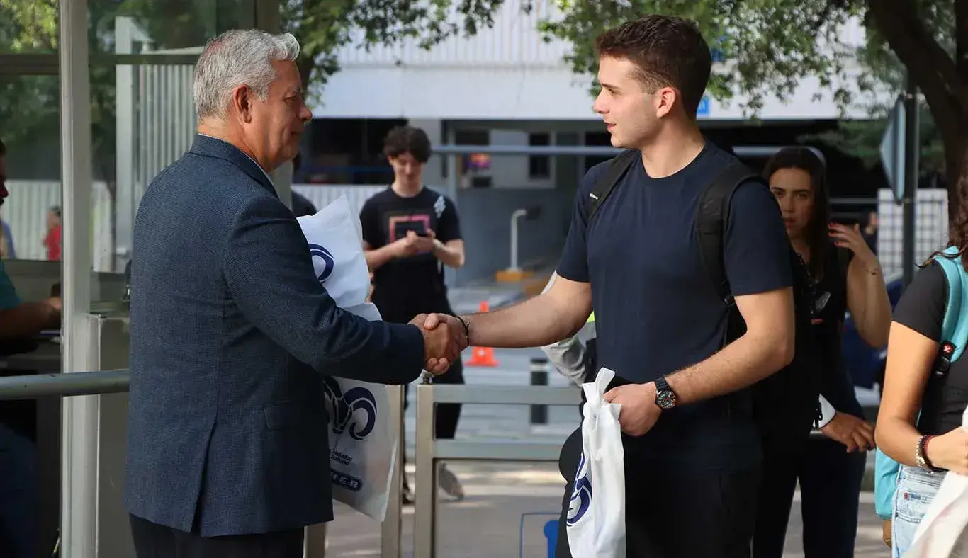 Mario Adrián Flores en bienvenida a semestre.