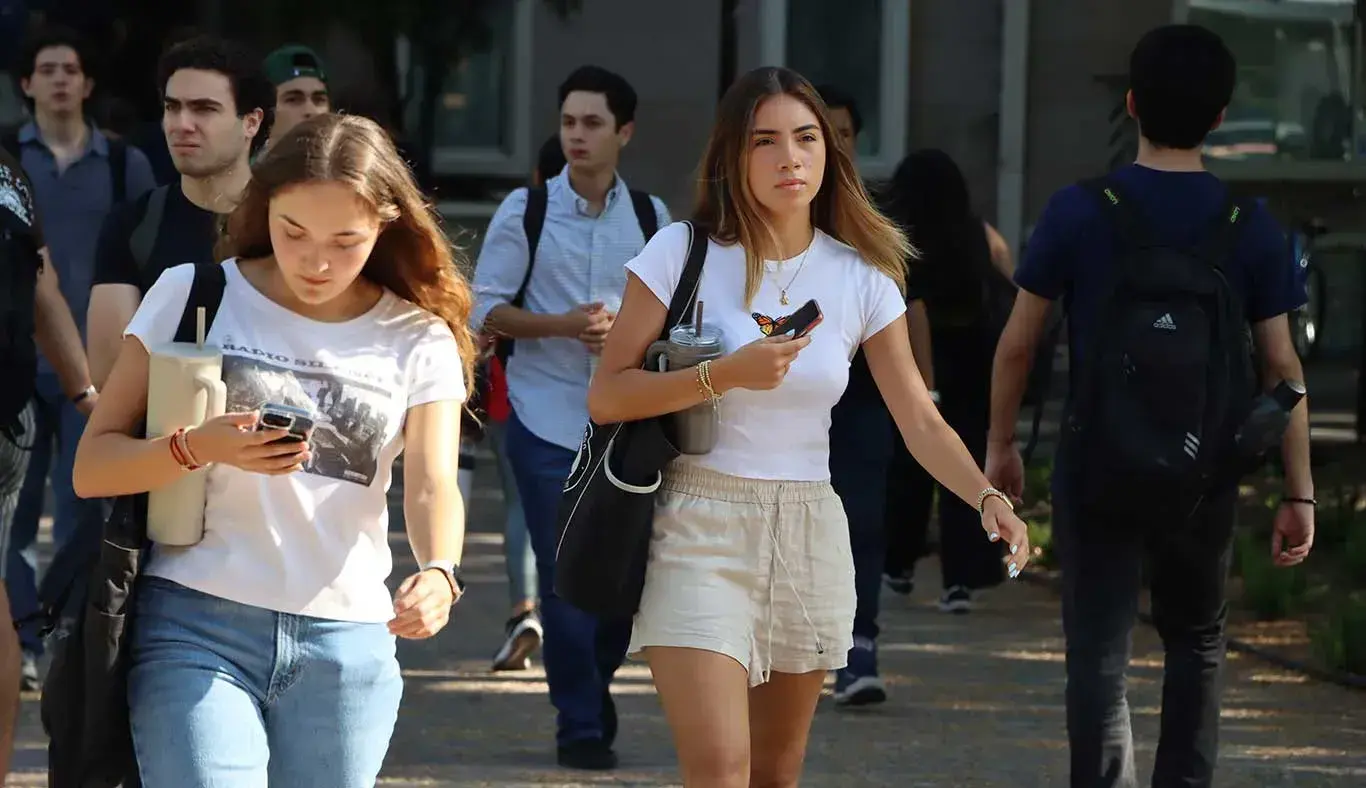 Estudiantes en campus Monterrey.