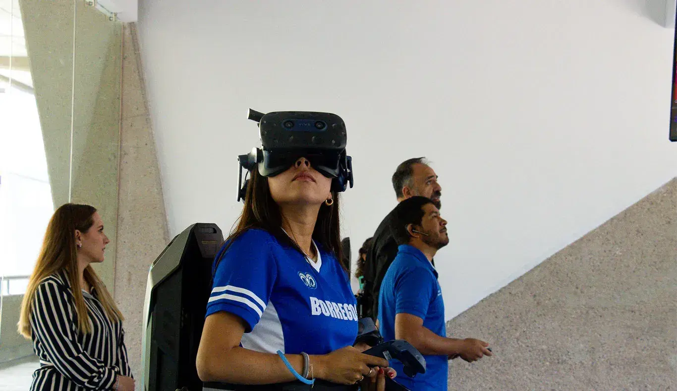 Alumna de negocios prueba laboratorio de realidad virtual