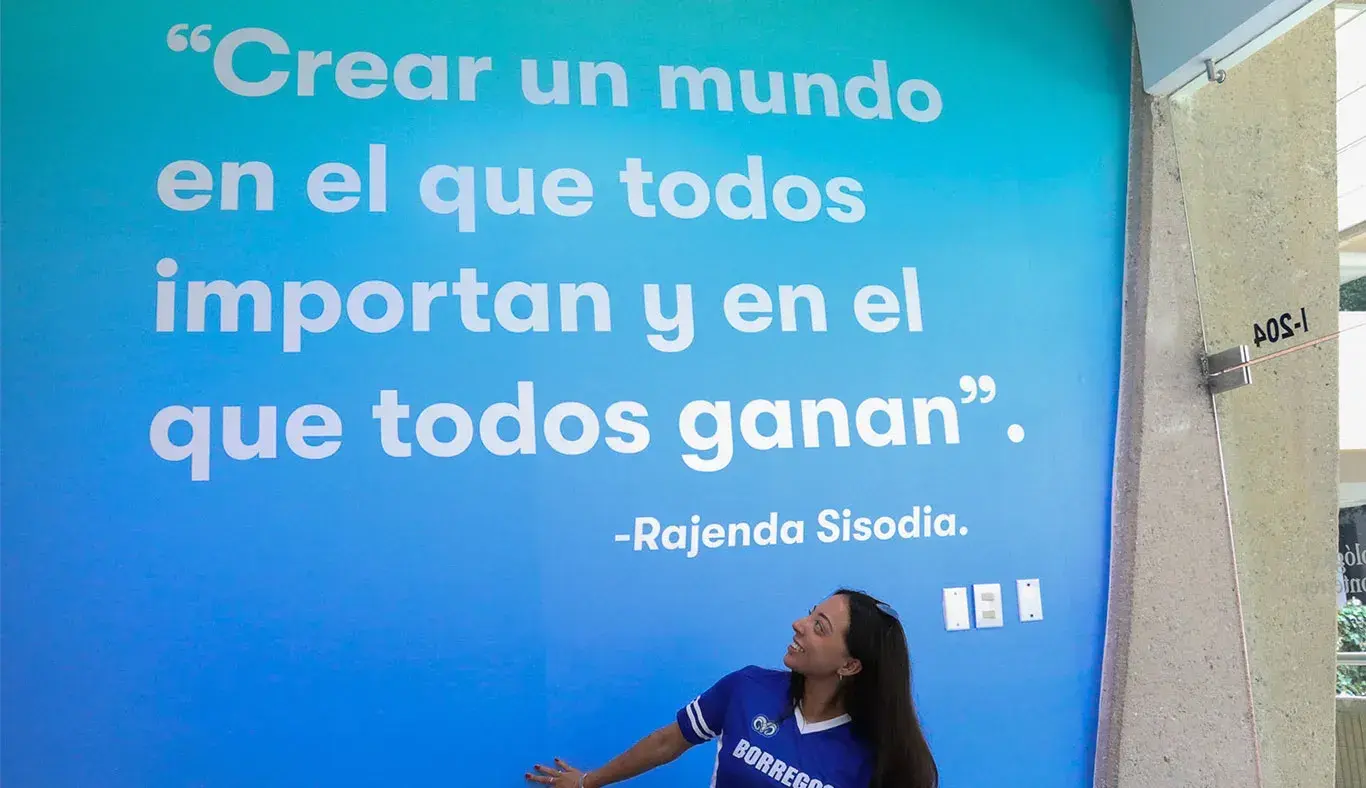 Alumna de en los laboratorios de negocios