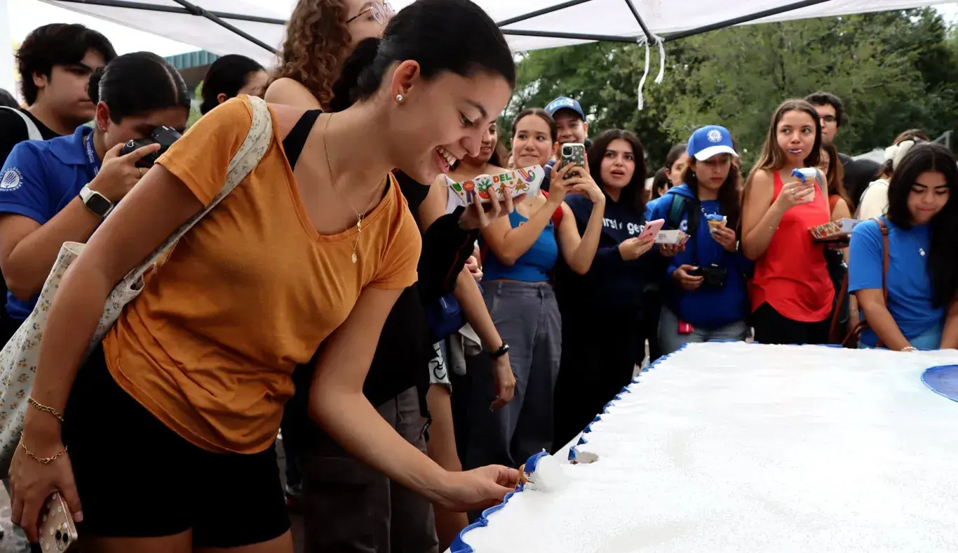 Alumna toma un quequito del campus Monterrey.