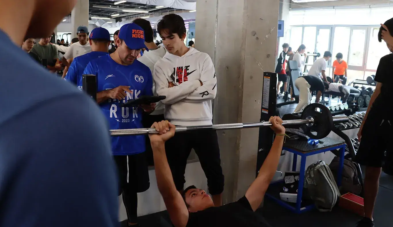 Estudiantes haciendo uso los nuevos equipos de brazo del gimnasio